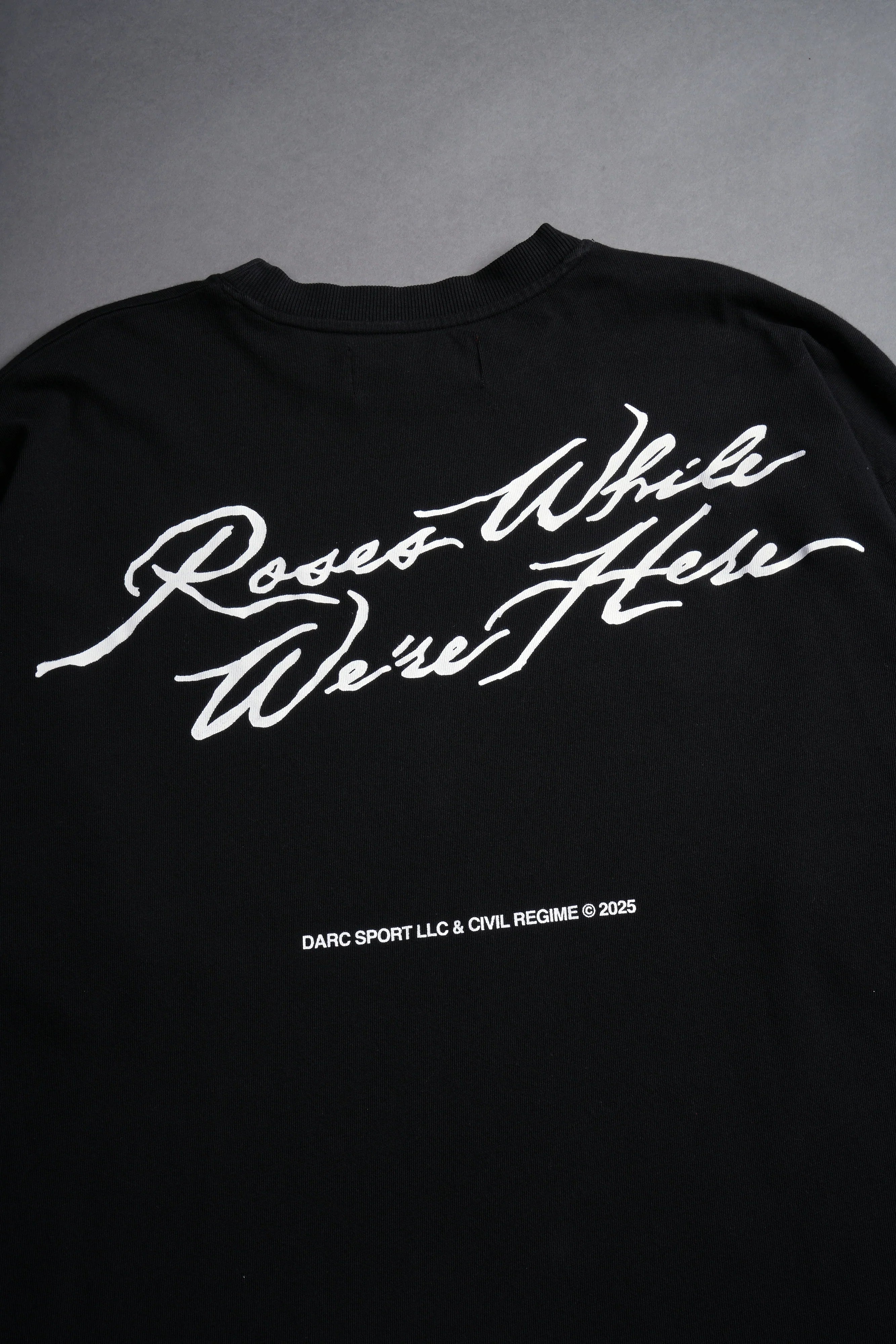 CAMISETA OVERSIZED - ROSES WHILE WE'RE HERE